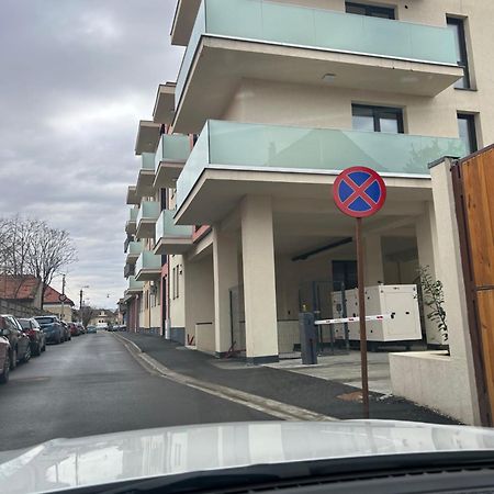 Becca'S Downtown Apartment With Private Parking Oradea Exteriér fotografie