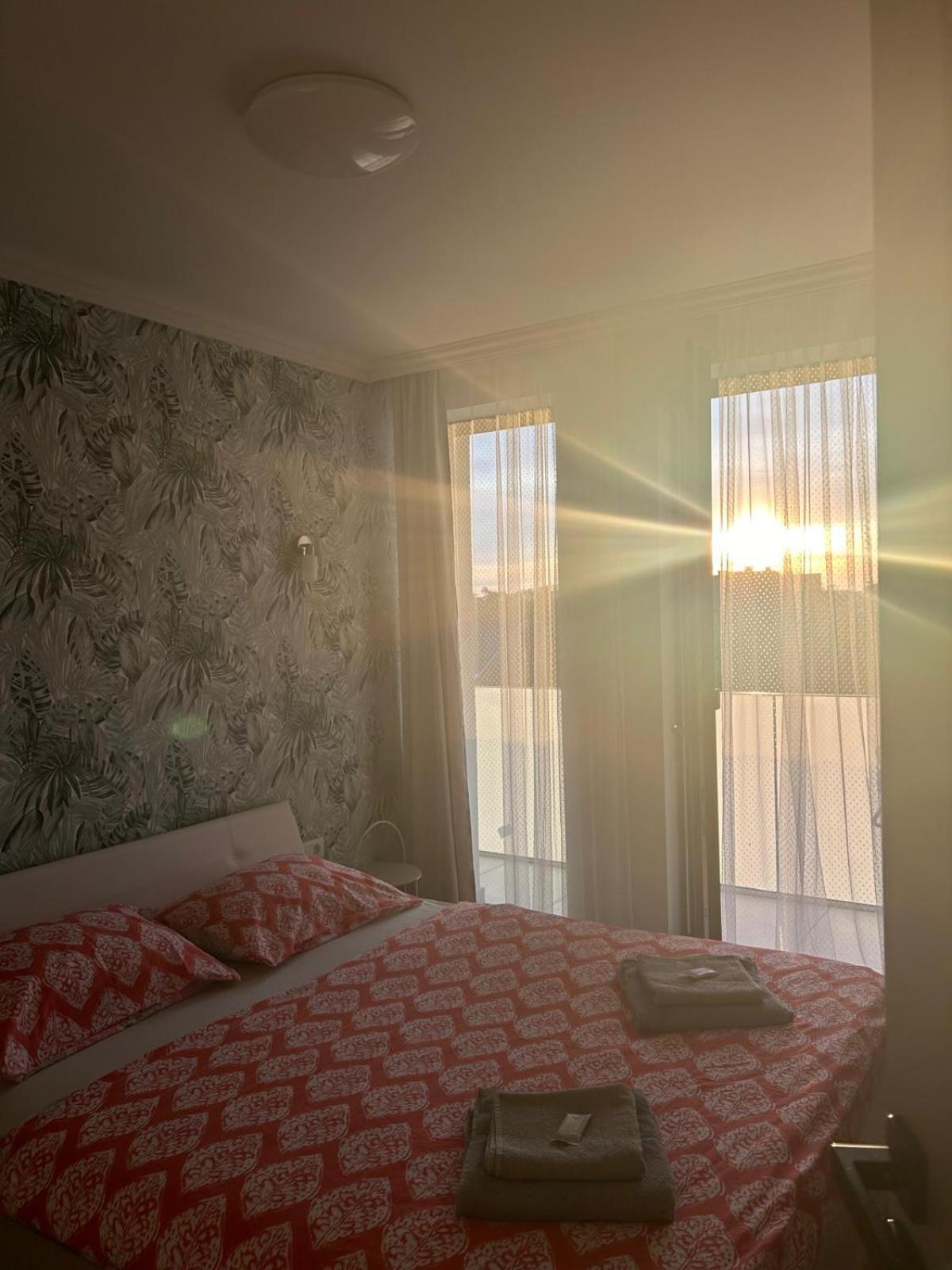 Becca'S Downtown Apartment With Private Parking Oradea Exteriér fotografie